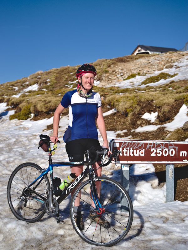 Aproape la fel de sus ca Moldoveanu dupa ce am navigat cu bicicletele printre schiuri si saniute.
