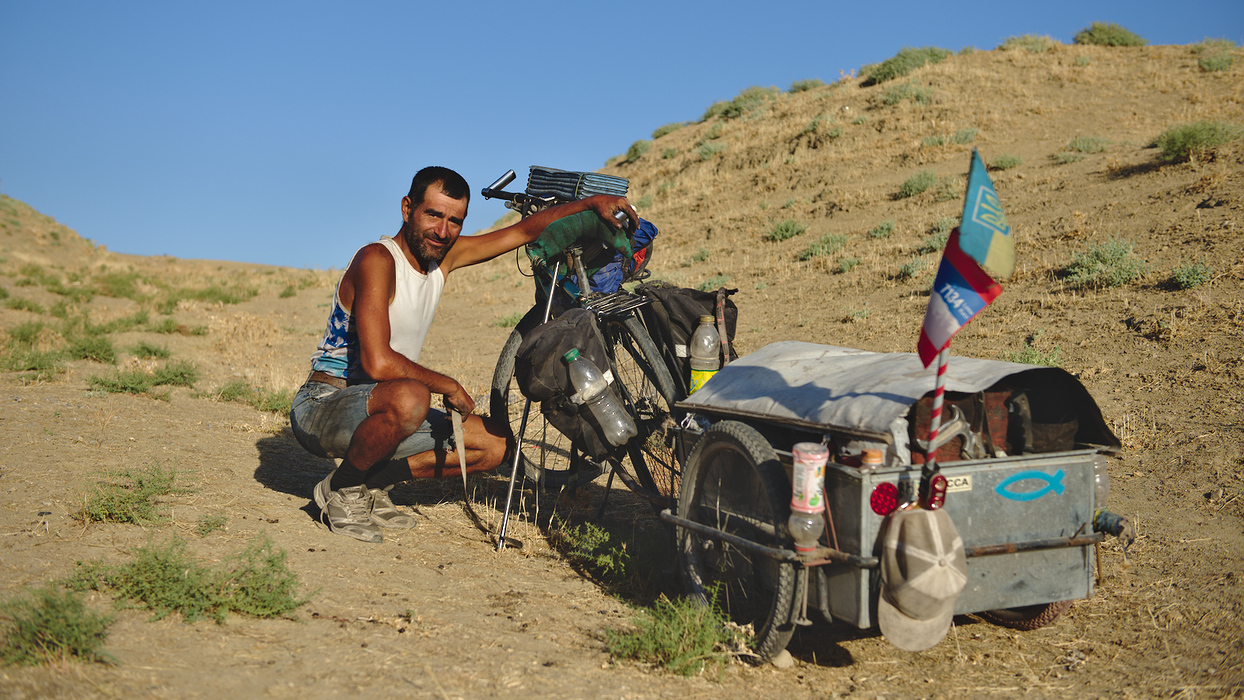 Coborarea in desert si intalnirea cu Iura, ucraineanul care calatoreste cu 1 dolar pe zi.
