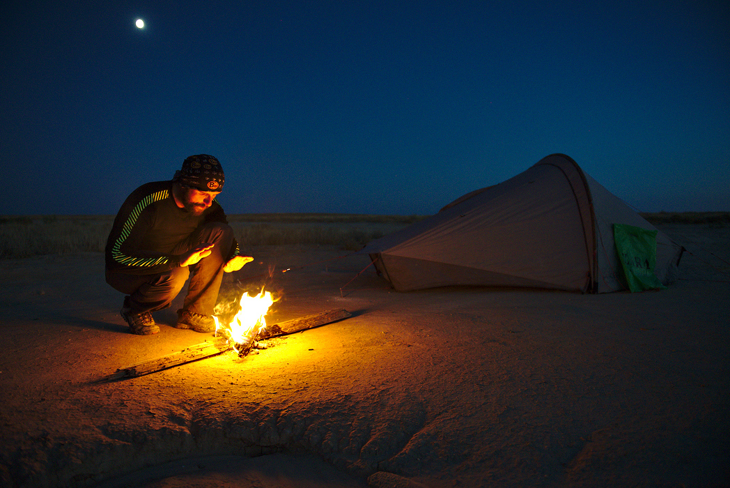 Prima suta de kilometri in Kazakhstan si inca un foc in mijlocul desertului.