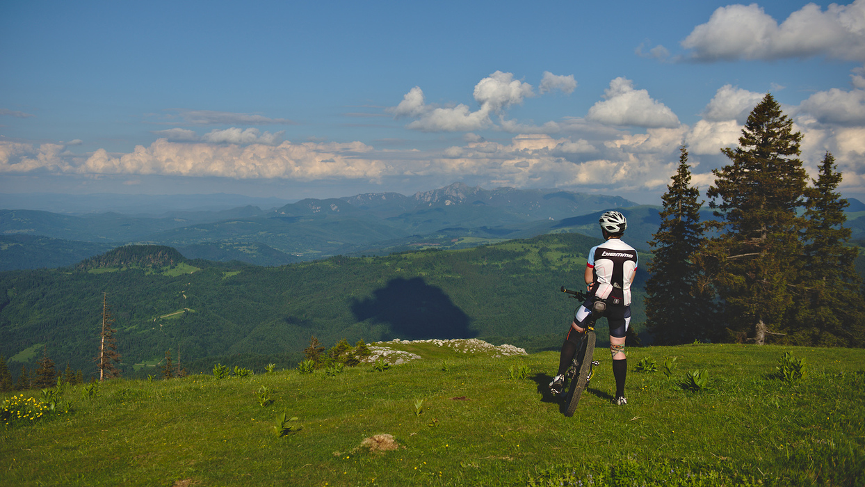 Un kilometru vertical, Brasov Bike Race si bujorei pe Piatra Mare, toate intr-un singur weekend