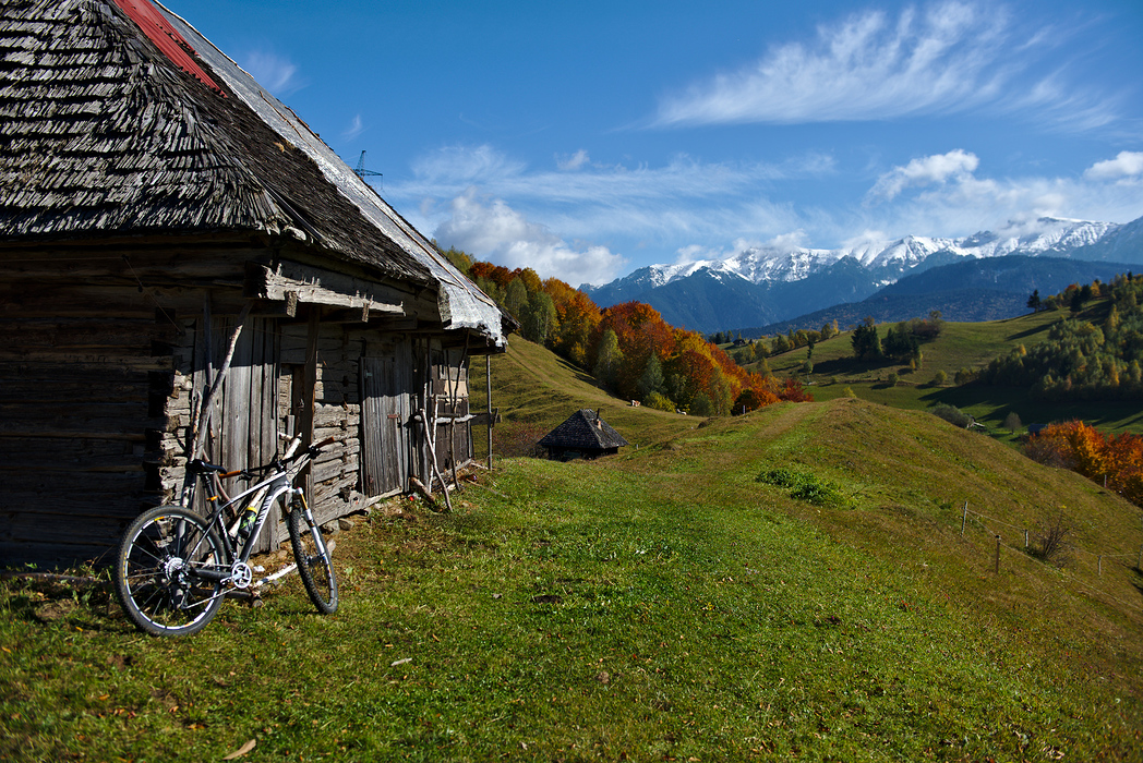 O zi de toamna cu paduri ruginii si zapada, intre Bucegi si Crai